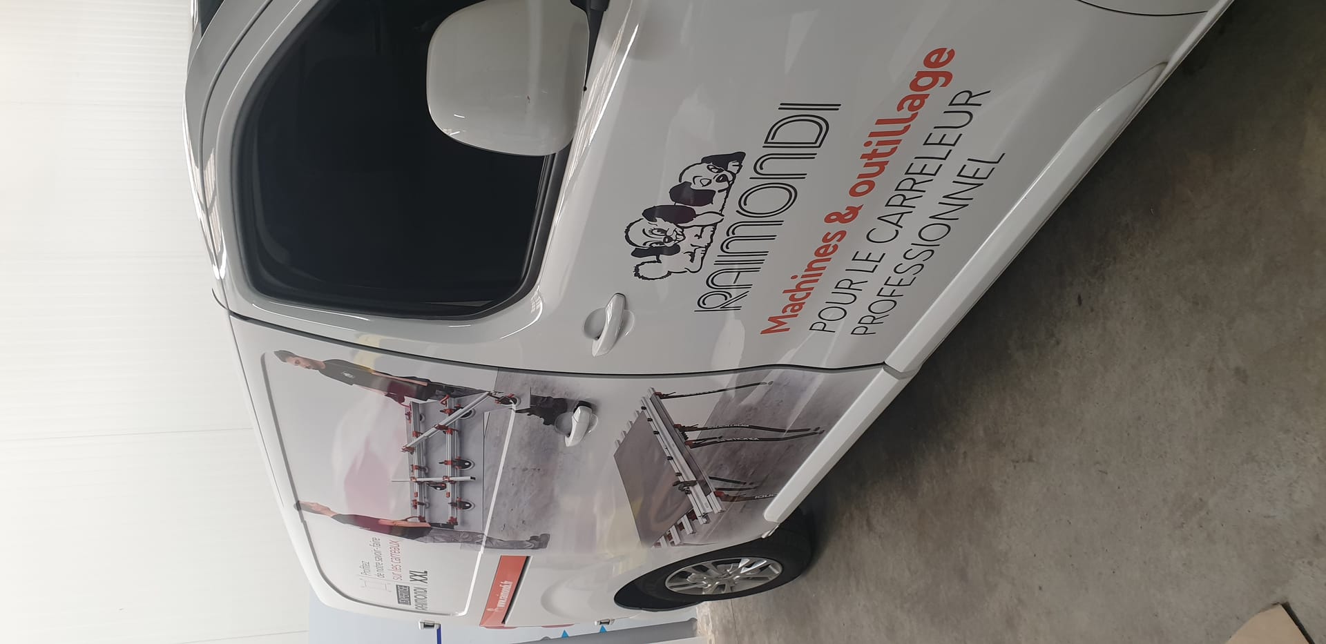 Détail marquage côté gauche camion